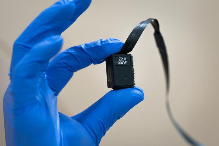 Imagen: Un investigador posee un magnetómetro ópticamente bombeado (Foto cortesía del Instituto Qualcomm/UC San Diego)